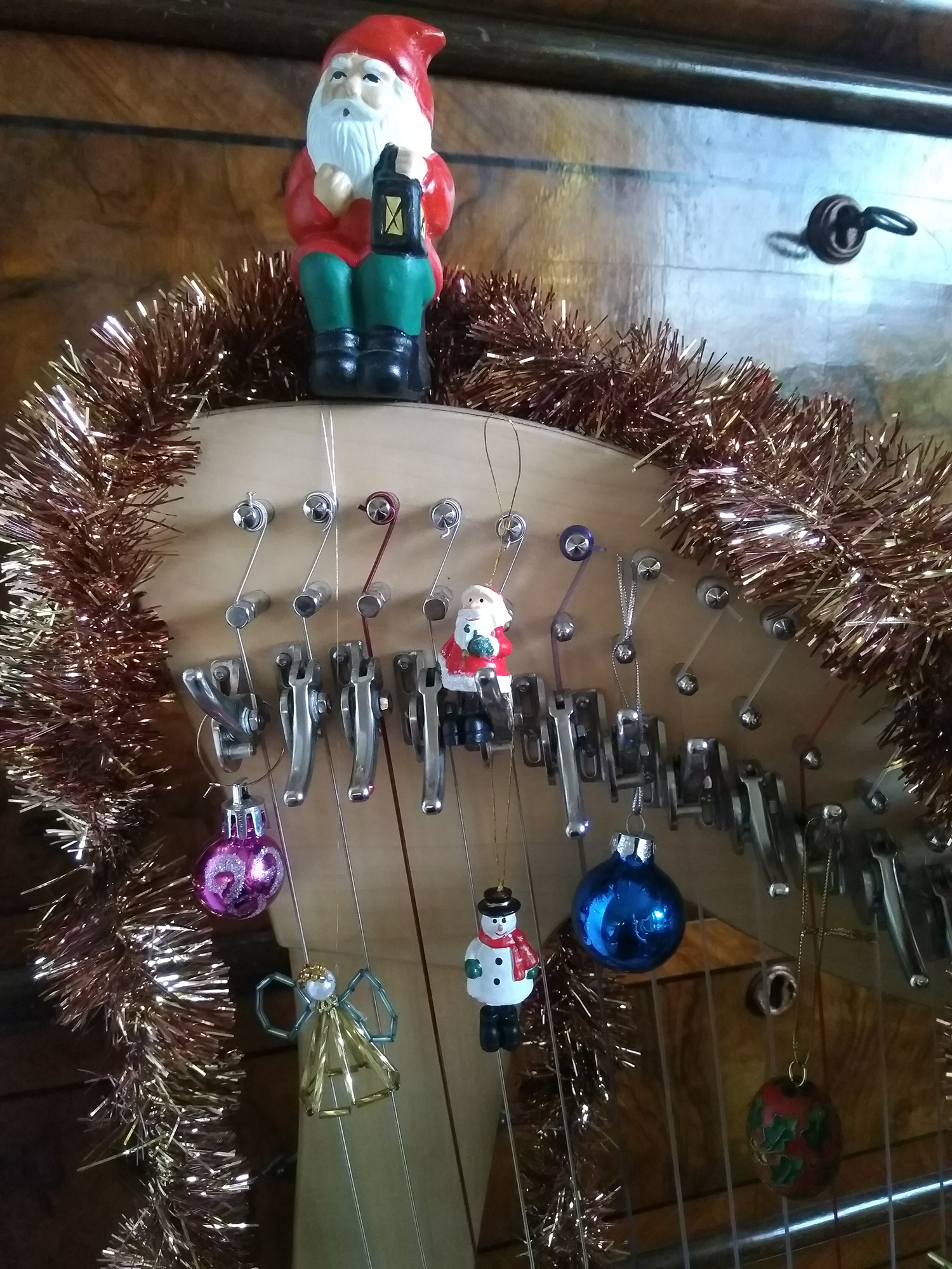 Harppu koristeltuna joulukoristeilla