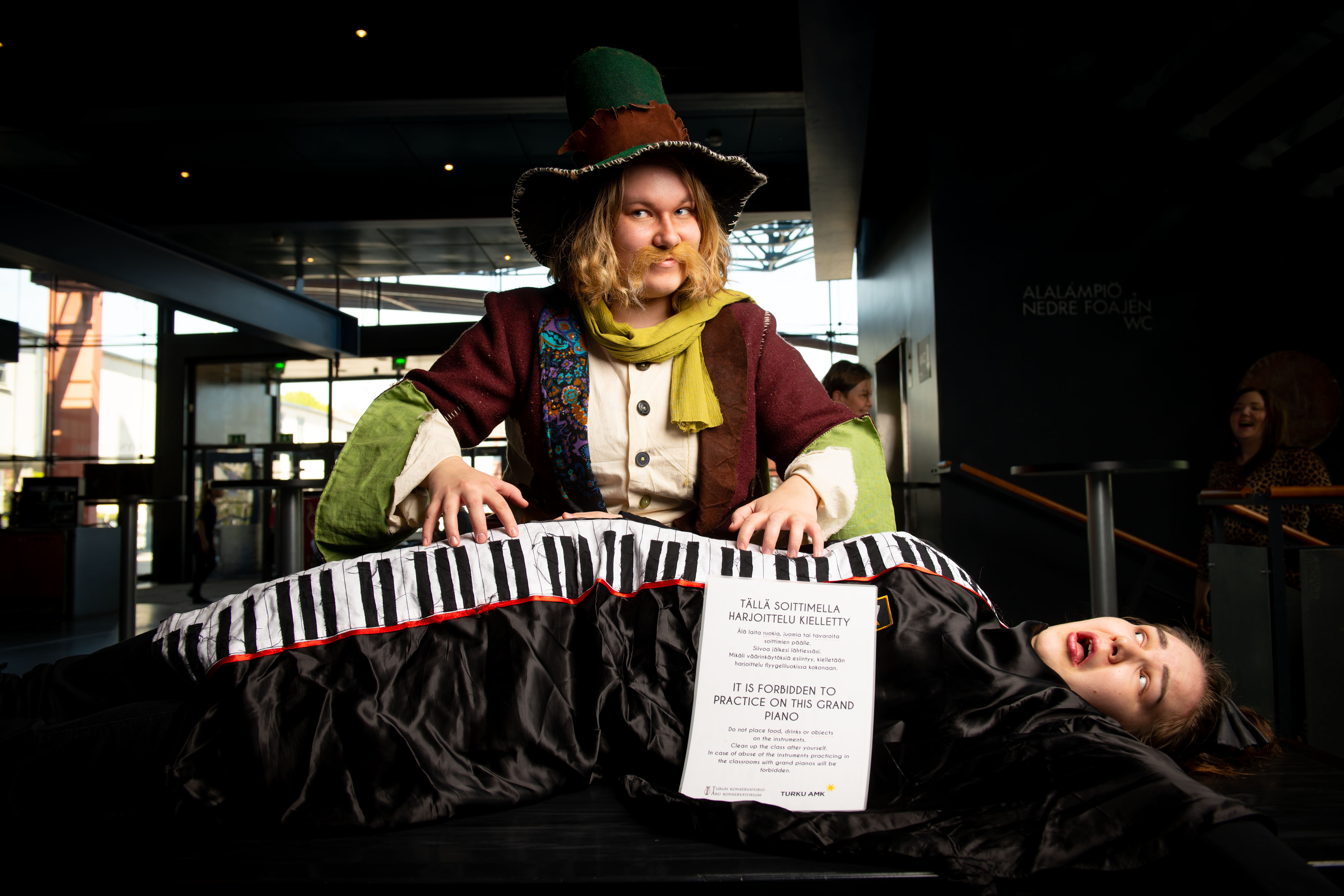 Helmi Tynkkynen soittaa hupailukuvassa pianohaalariin pukeutunutta opiskelijakollegaansa.