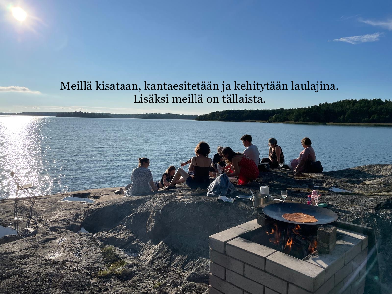 Kuva kamarikuorosta saariston kalliolla