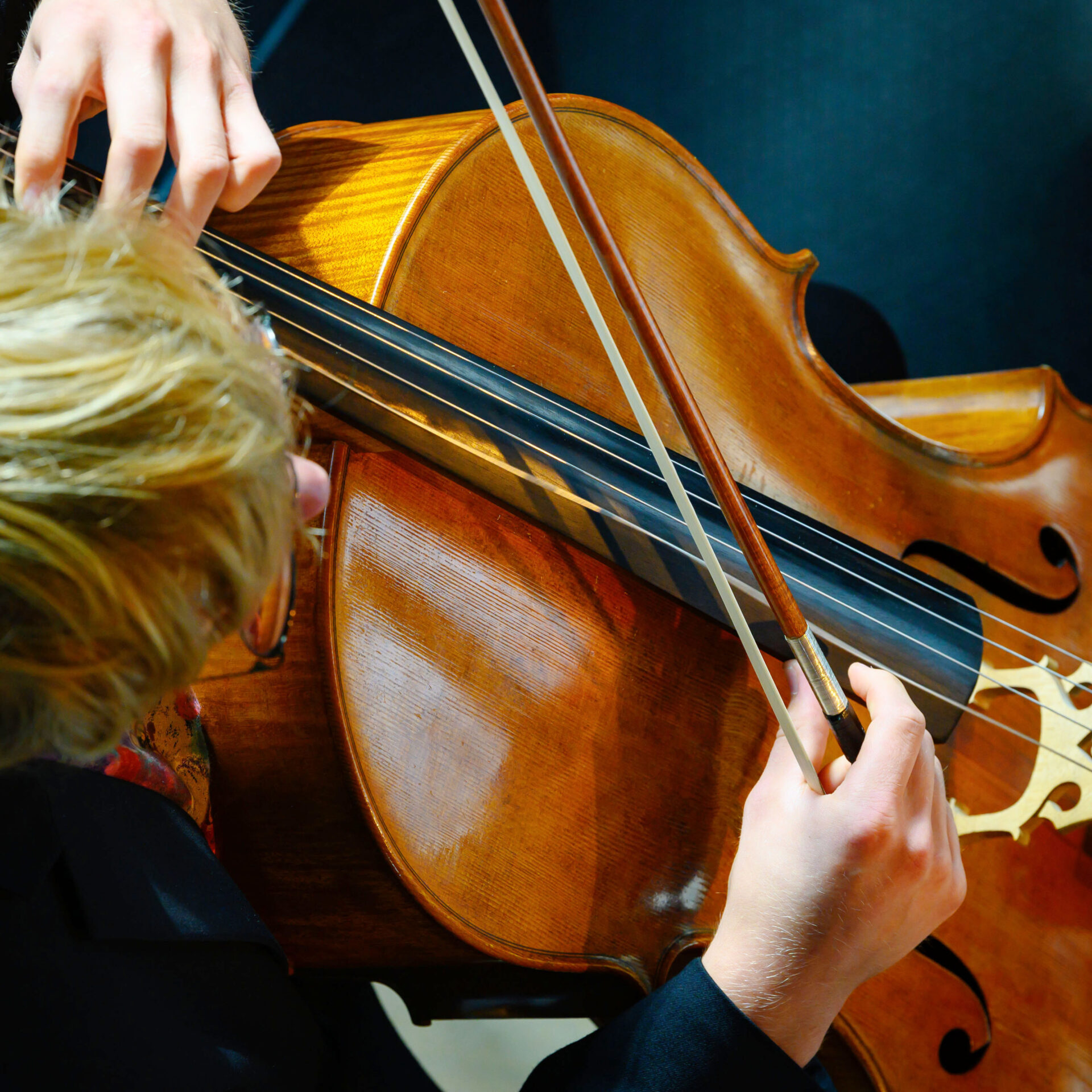 Sellisti soittaa, kuvattu ylhäältä päin